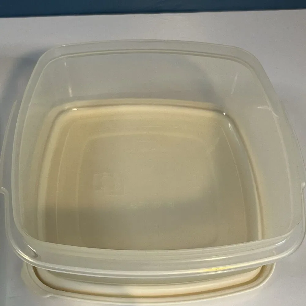 Vintage Rubbermaid Servin Saver Lot Of 4 Containers #2, 7, 11 Rectangle & Square